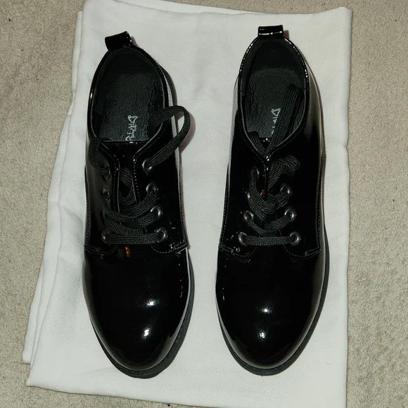 NWOT BLACK PATENT CHUNKY HEELS TIE SHOES - Picture 2 of 9